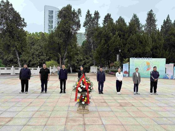 六安市投资创业中心开展清明祭英烈活动